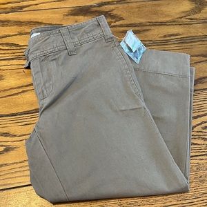 BRAND NEW Gap khaki capri-size 0